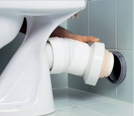 Стыковка гофры унитаза к канализации